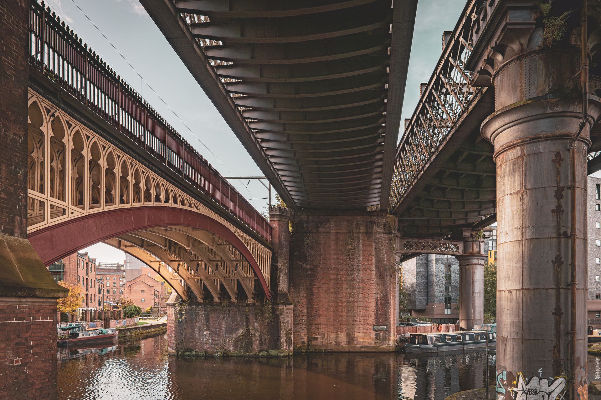 Arches en briques d'un viaduc ferroviaire historique de Manchester dans un paysage industriel