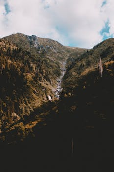 在土耳其里泽，山区景观在部分多云的天空下呈现出戏剧性的景象
