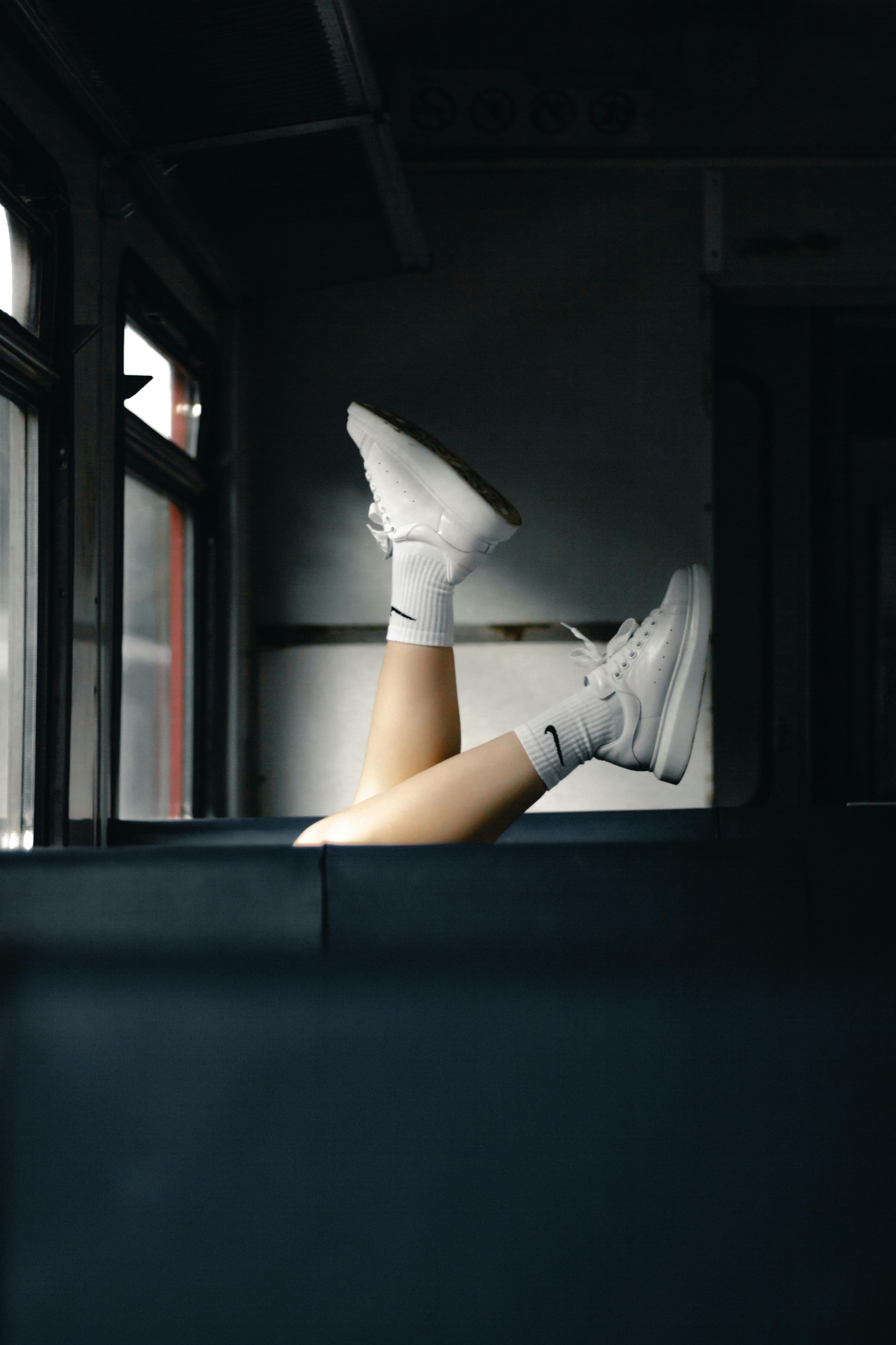 Foto de stock gratuita sobre actitud, adentro, calcetines