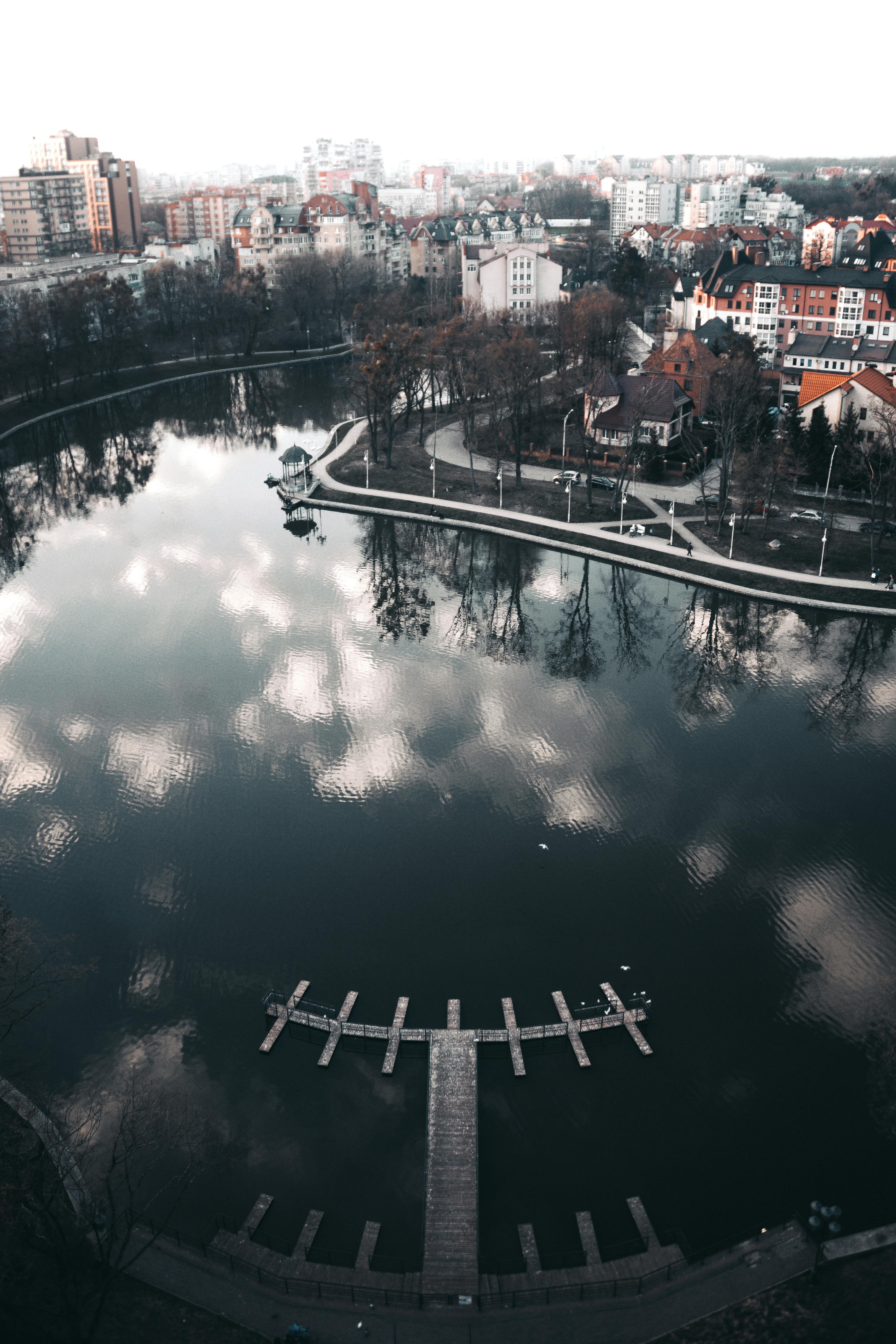 加里宁格勒的城市景观令人惊叹，水面倒映着建筑