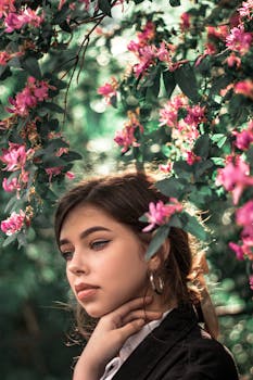 一位体贴的女人，身处郁郁葱葱的花园之中