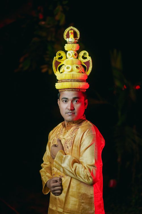 Free A portrait of a man in traditional Bengali wedding attire with ornate headdress. Stock Photo