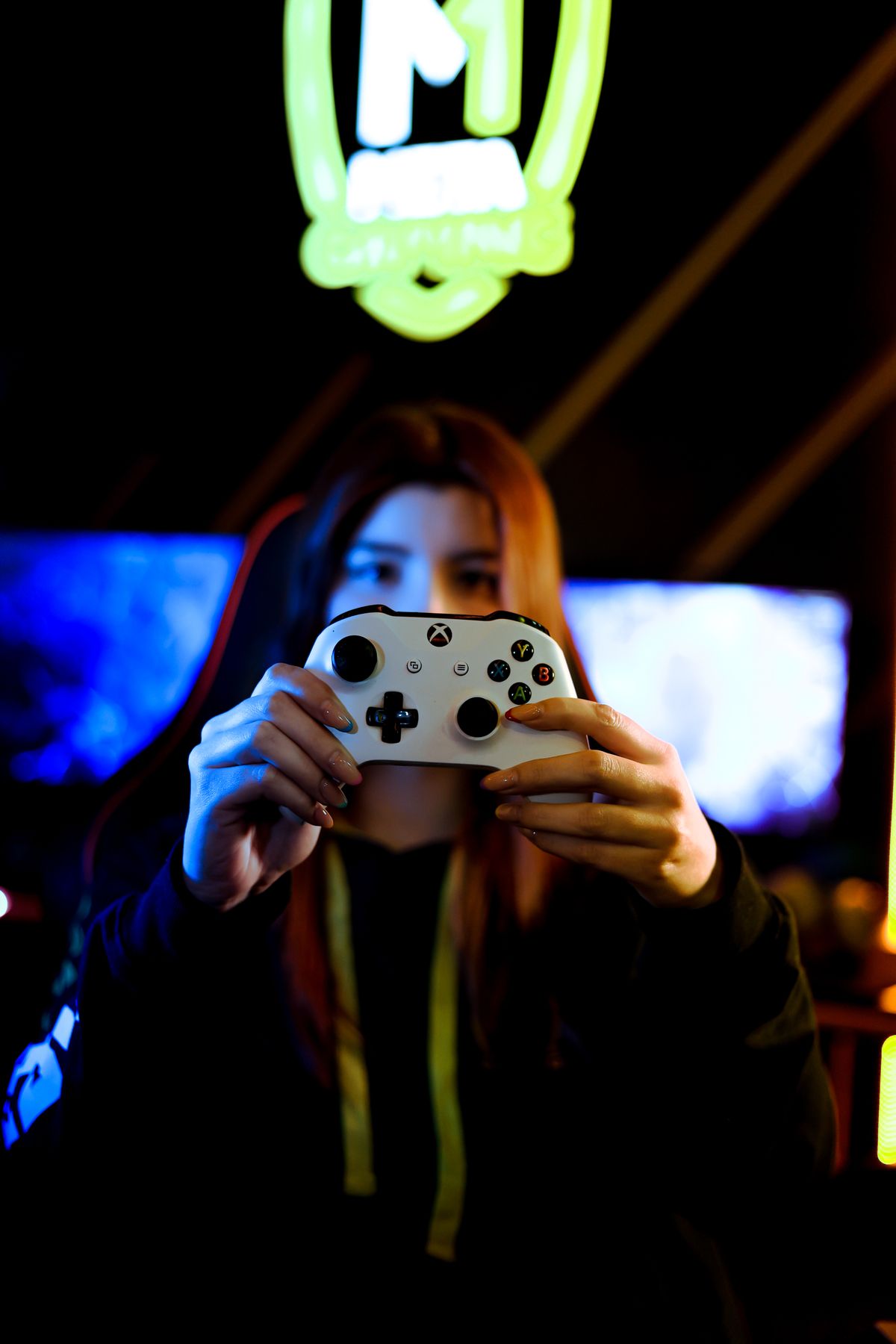 เกมสล็อตออนไลน์และบรรยากาศเกมนีออนประกอบบทความสล็อตเว็บตรง 2026