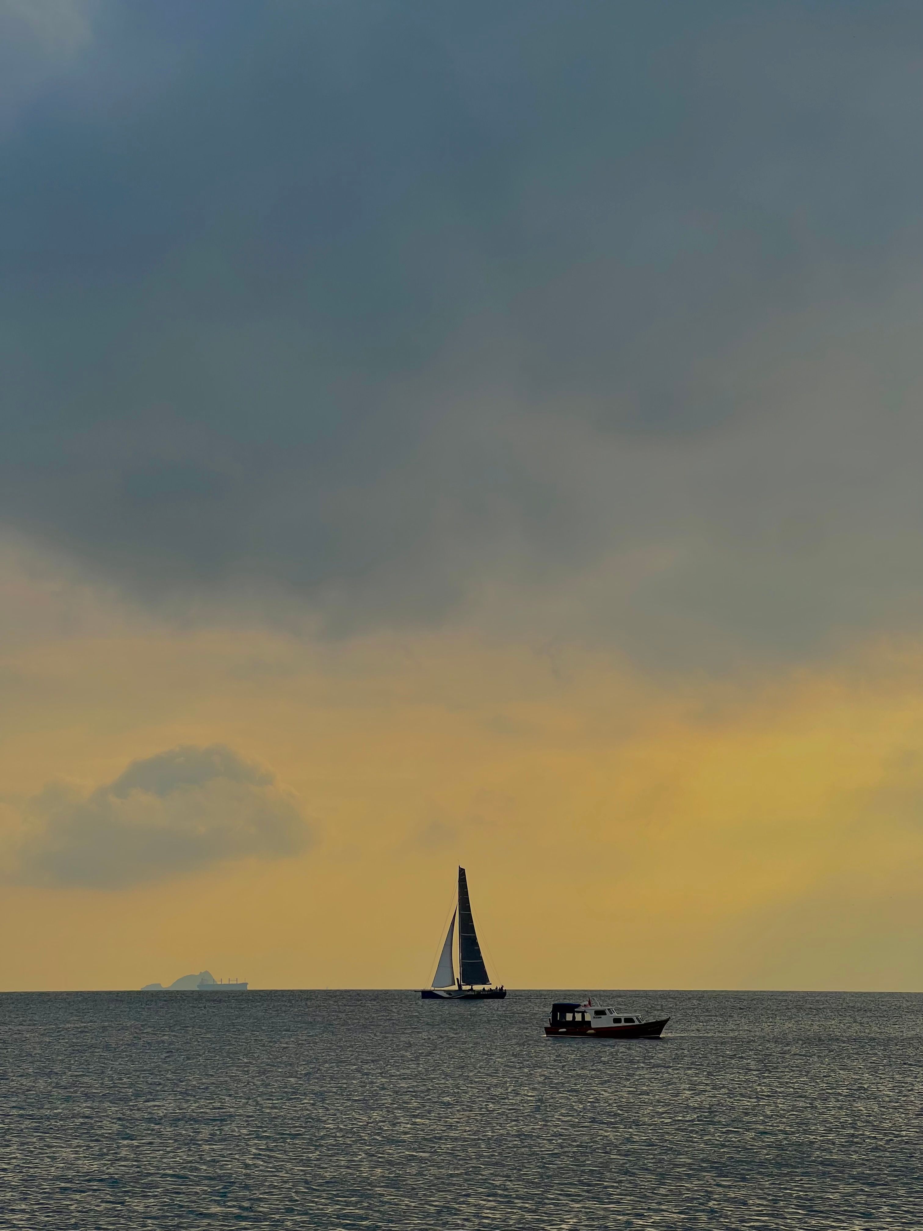 Fotomural Un velero pacífico se desliza hacia la puesta de sol en el Bósforo en Estambul, Turquía.