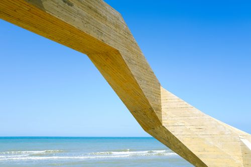 Free Angular wooden structure with sea and blue sky, ideal for travel and beach themes. Stock Photo