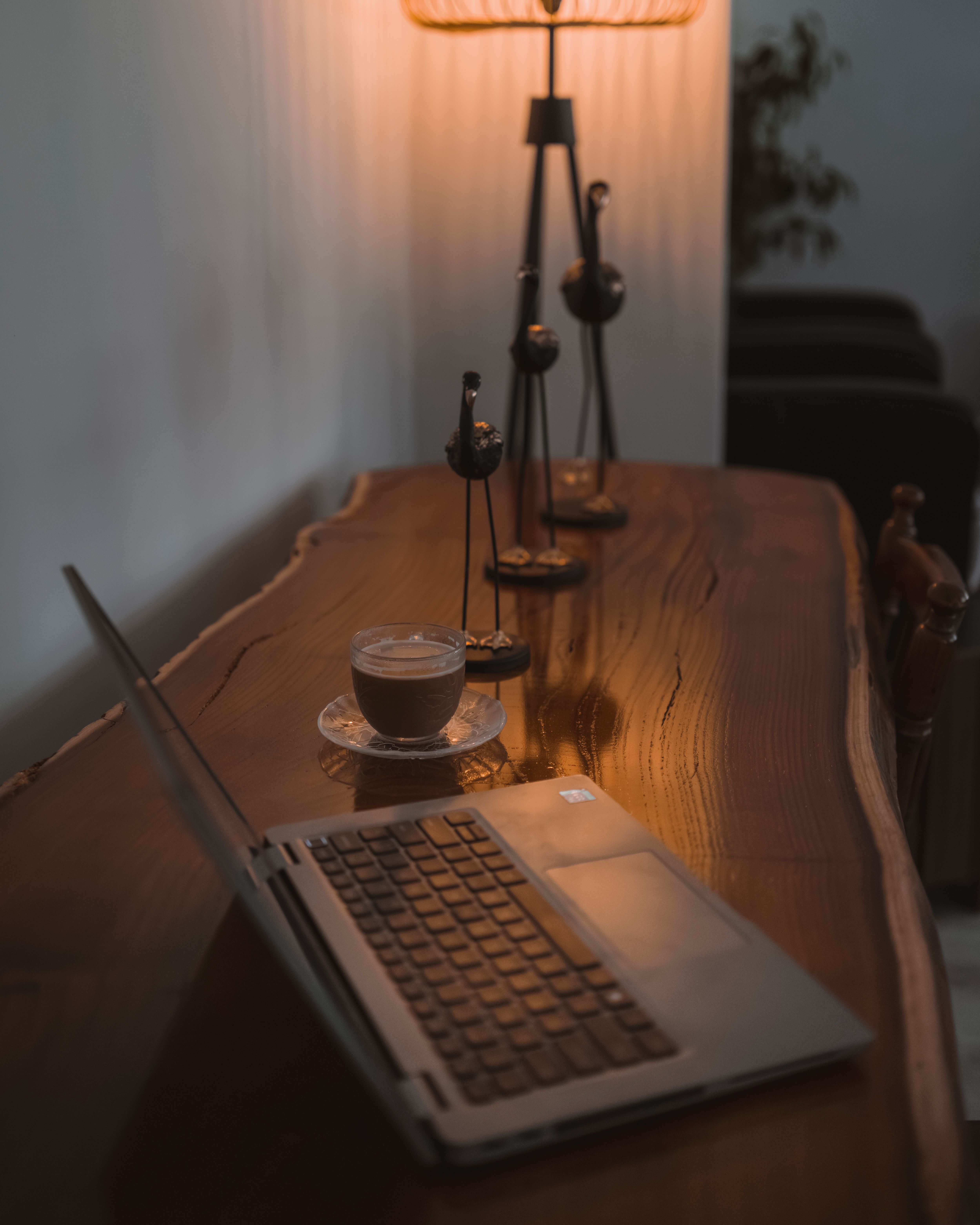 Tips Tambahan untuk Set Up Meja Laptop yang Optimal