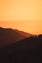 在加利福尼亚州的日落时刻，令人惊叹的山脉轮廓显现