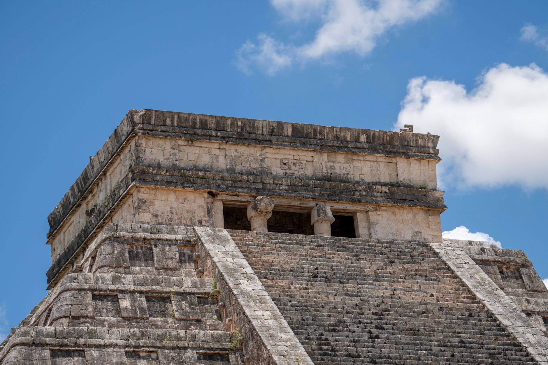 Antik Maya uygarlığına ait karmaşık taş takvim diski ve astronomik gözlemlerin yapıldığı Chichen Itza piramidi.