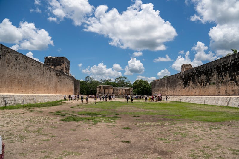Grandeur de l'architecture de Chichén Itzá sous le ciel d'été