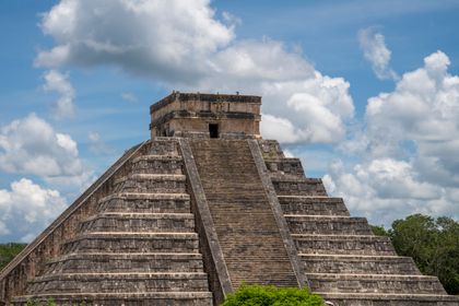 Pyramide maya de Chichén Itzá au cœur du Yucatán au Mexique