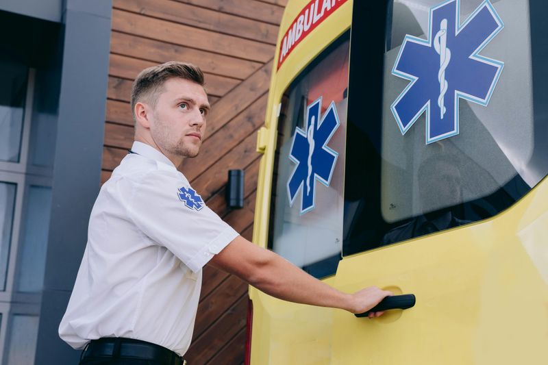 Paramédico preparando ambulancia
