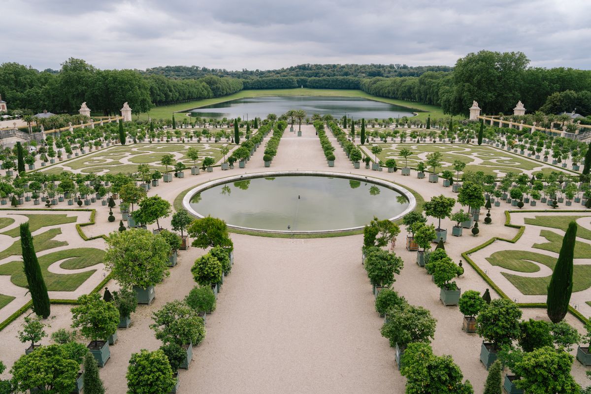 Ansamblul gradinilor de la Versailles, cu parterre geometrice