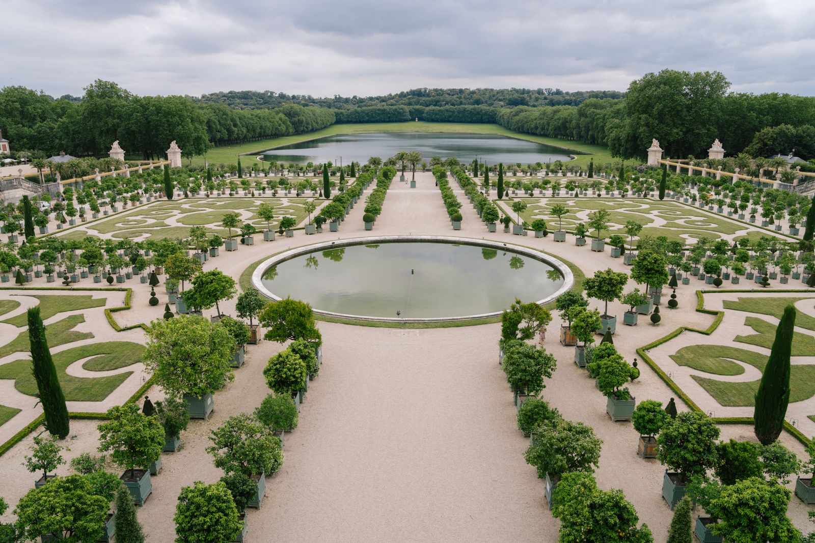 Arrive early to see the symmetrical parterres before the midday crowds fill the paths.