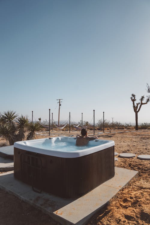 бесплатная фотография крупным планом квадратной бело коричневой гидромассажной ванны Стоковое фото