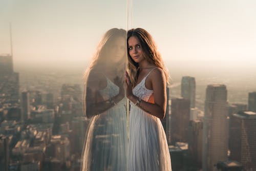 Photo De Femme Appuyée Sur Une Vitre