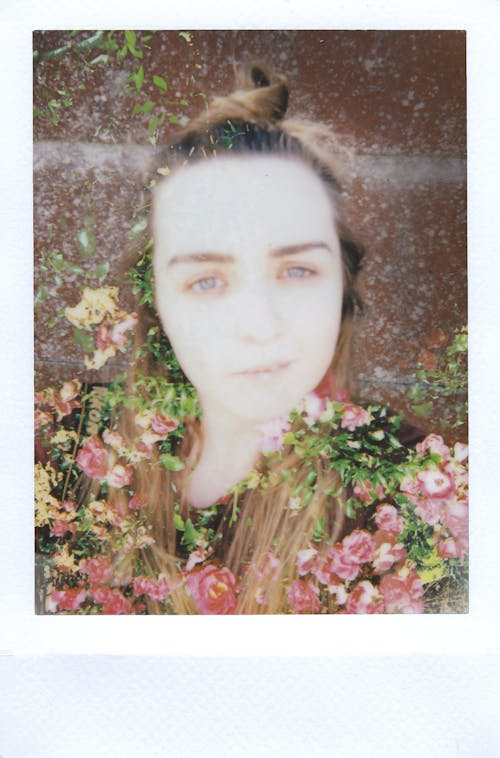 被鲜花包围的女人的脸的照片
