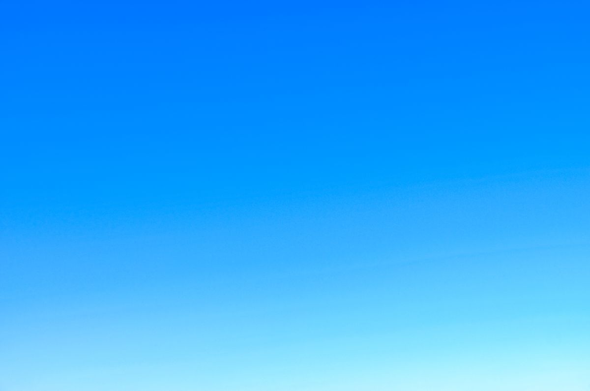 Langit biru cerah dengan awan putih