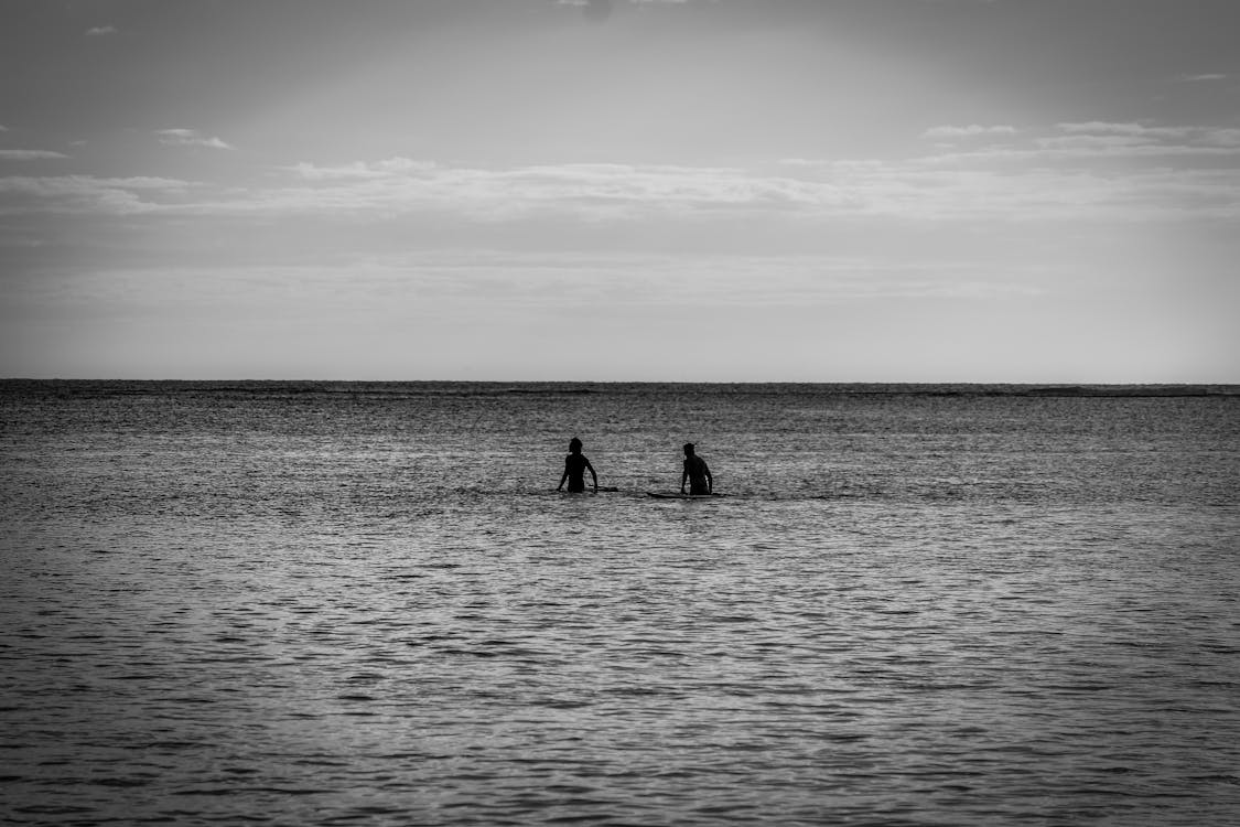 免費 水體內兩個人的灰度攝影 圖庫相片