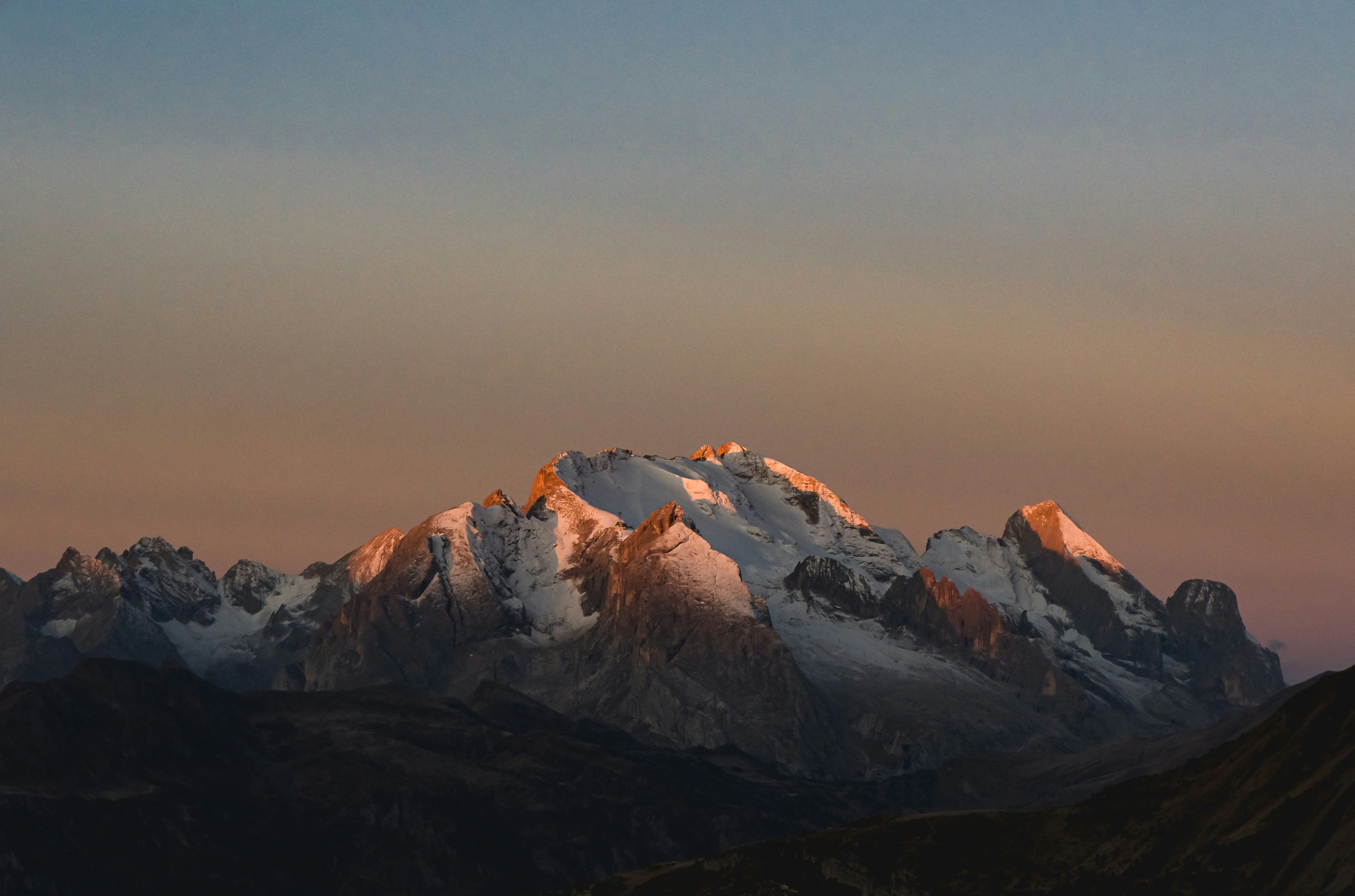 贡嘎雪山日照金山全景