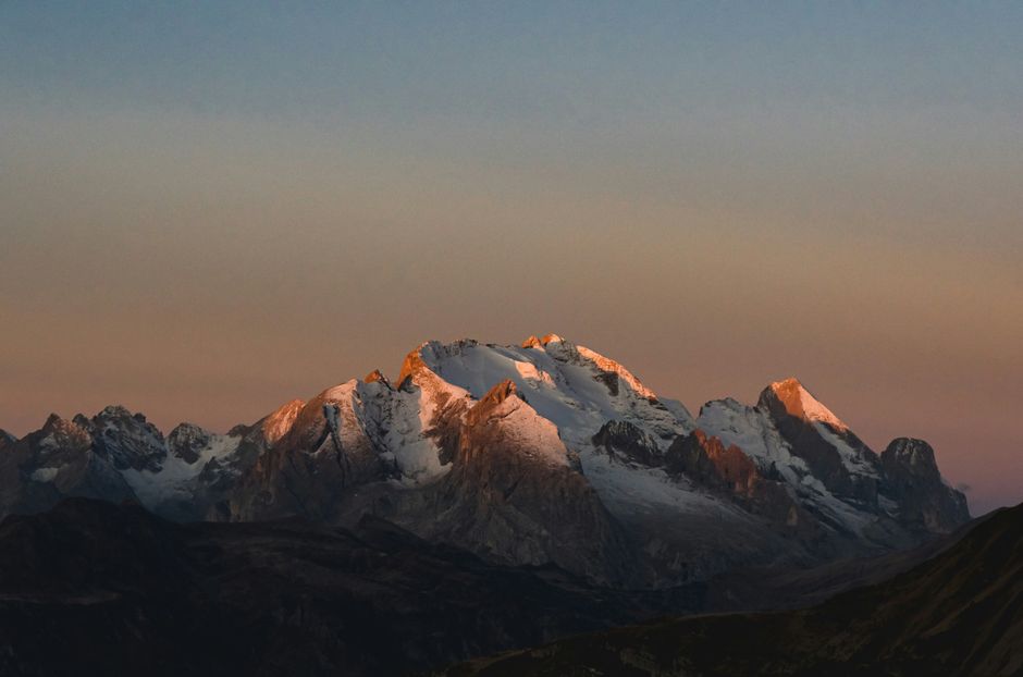 贡嘎雪山日照金山全景