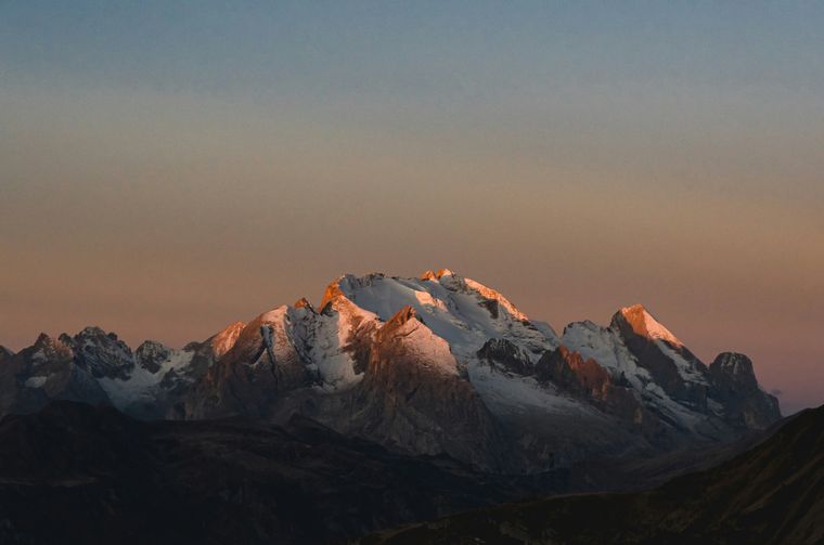 Mountain peak at sunrise, photo by Willian Justen de Vasconcellos on Pexels