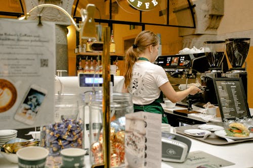 Mujer Barista Preparando Café