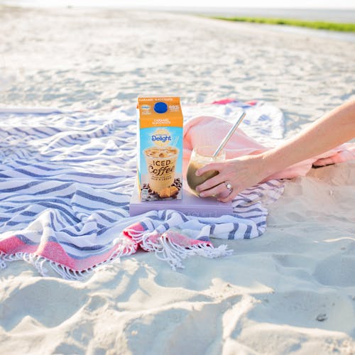 Gratis stockfoto met koffie strandboek