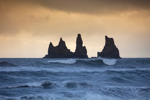 Dramatisches Meer in Island – Natur Hintergrundbild