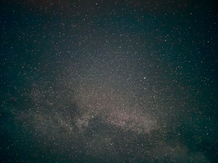 Vista affascinante di un cielo notturno stellato con una fitta luce stellare e una bellezza cosmica.