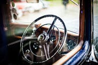 特写镜头展示复古汽车内饰，聚焦经典方向盘与仪表板