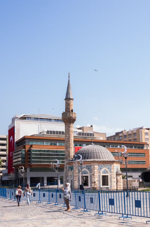 Free Iconic mosque in Konak Square, İzmir displaying traditional Turkish architecture, amid a vibrant cityscape. Stock Photo