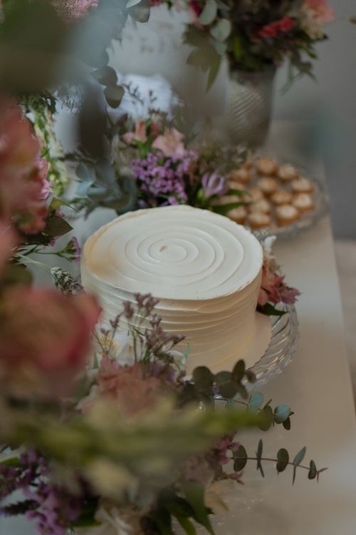 Free Delicate white wedding cake with floral accents, perfect for celebrations. Stock Photo