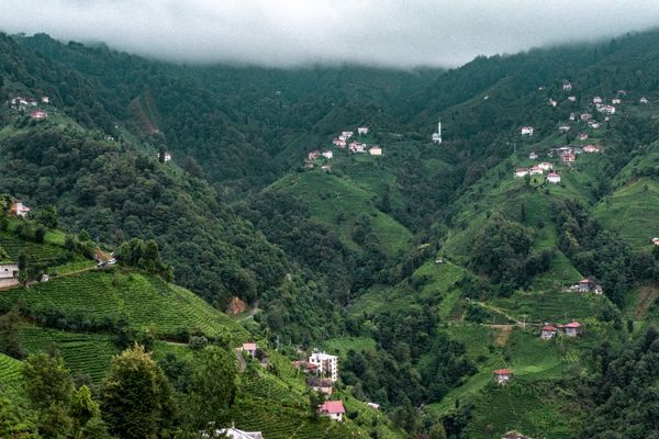 Green hills scattered with small houses — photo by Yusuf &Ccedil;elik on Pexels