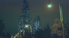 巴库迷人的夜景中，火焰塔的照明点亮了城市景观