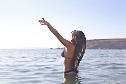 Kostenlos Frau In Einem Schwarzen Zweiteiligen Badeanzug Stock-Foto