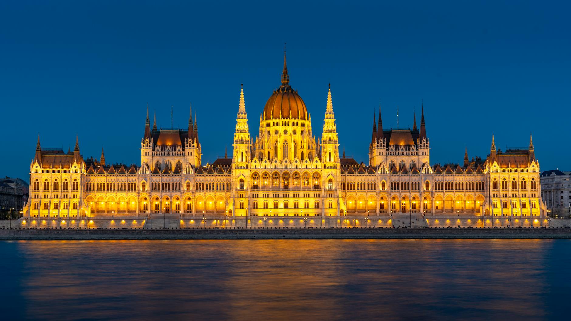 https://www.pexels.com/photo/the-hungarian-parliament-building-28145994/