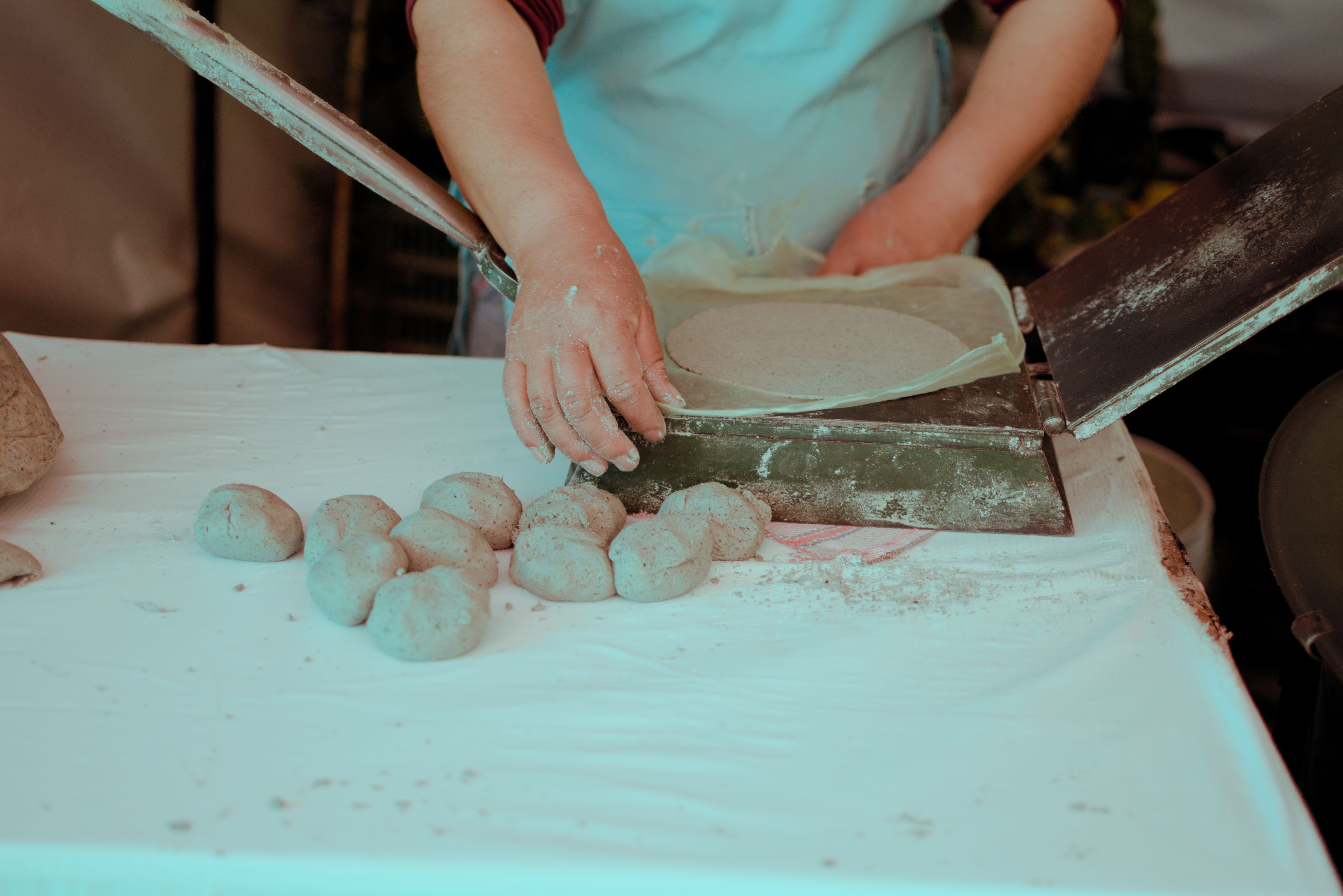 Teig und Backwerkzeuge auf einer Arbeitsflaeche