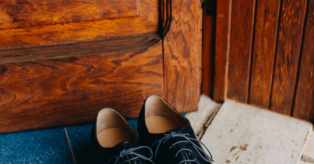 Paire De Chaussures Habill es En Cuir Noir Sur Plancher Photo Gratuite paire-de-chaussures-habill-es-en-cuir-noir-sur-plancher-photo-gratuite