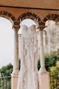 贝鲁特黎巴嫩的拱门上悬挂着一件美丽的蕾丝婚纱