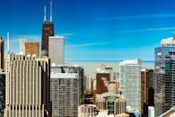 在晴朗的蓝天下，芝加哥的天际线展现出壮丽的现代摩天大楼景色