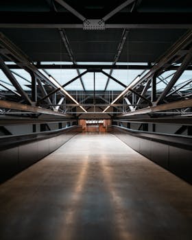 英国现代化钢梁室内人行道的设计，展现了城市建筑的理念