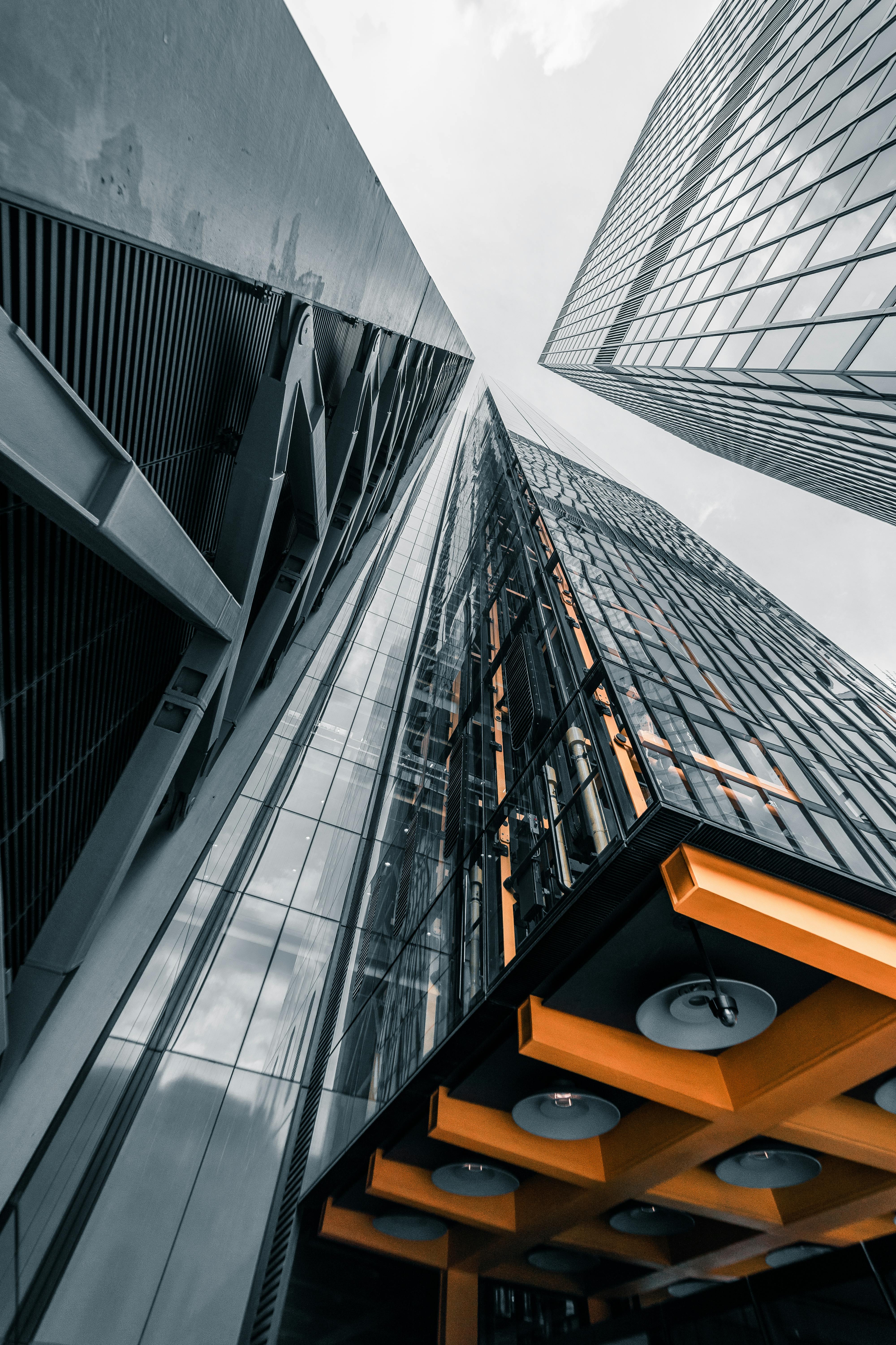 伦敦现代摩天大楼的动态景观，以其独特的设计和视角引人注目