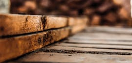 这张乡村木板的特写清晰地展示了其纹理和泥土色调