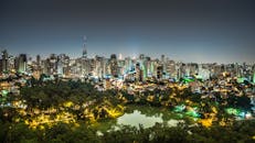 圣保罗的天际线夜景，前景是公园和湖泊