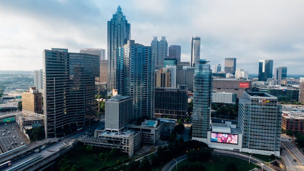 白天俯瞰亚特兰大市中心的天际线和现代摩天大楼