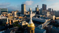 从蔚蓝天空俯瞰，亚特兰大的天际线、标志性地标与城市景观令人惊叹