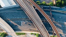 亚特兰大高速公路的航拍照片中，道路纵横交错，车流不息