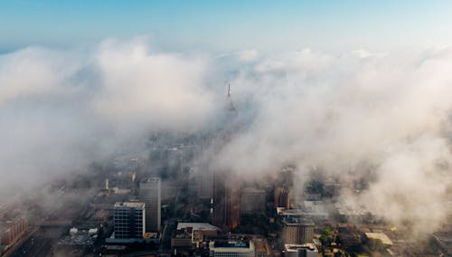 Nuvens Cobrindo Edifícios