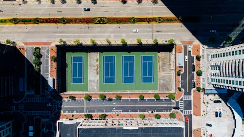 무료 테니스 코트의 항공 사진 스톡 사진