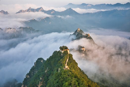 从空中俯瞰，云雾笼罩的山峰和古代遗址，构成了一幅宁静而雄伟的风景